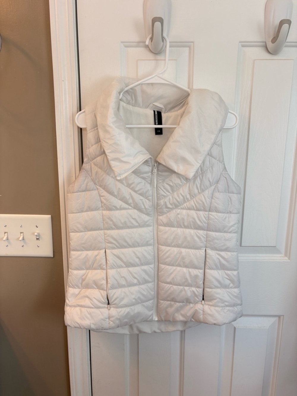 Mondetta White Quilted Puffer Vest with High Collar
